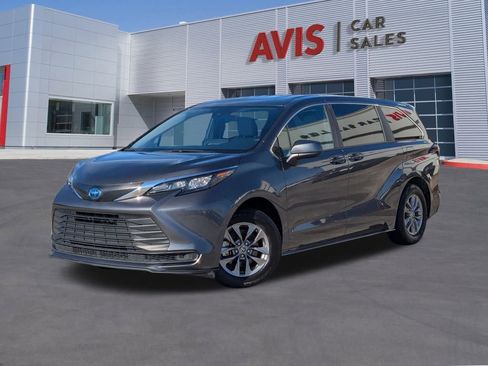 Used 2025 Toyota Sienna LE image 1