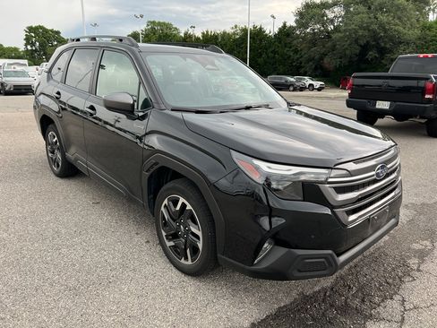 Used 2025 Subaru Forester Premium AWD/4WD image 3