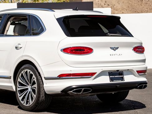 Used 2024 Bentley Bentayga AWD/4WD image 14
