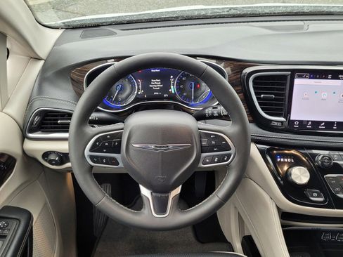 Used 2024 Chrysler Pacifica Limited FWD image 13