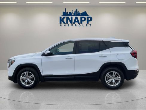 Used 2024 GMC Terrain SLE image 2
