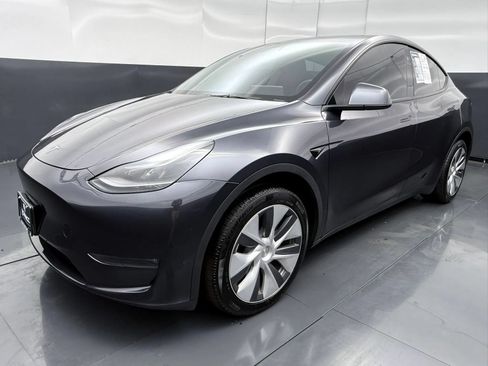 Used 2024 Tesla Model Y Long Range AWD/4WD image 3
