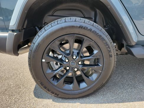 Used 2025 Jeep Wrangler Sahara image 27