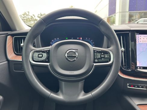 Used 2023 Volvo XC60 B5 Plus image 16
