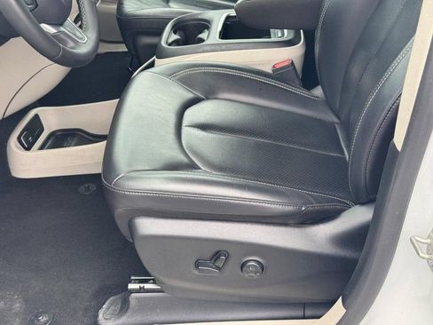 Used 2023 Chrysler Pacifica Touring-L FWD image 19