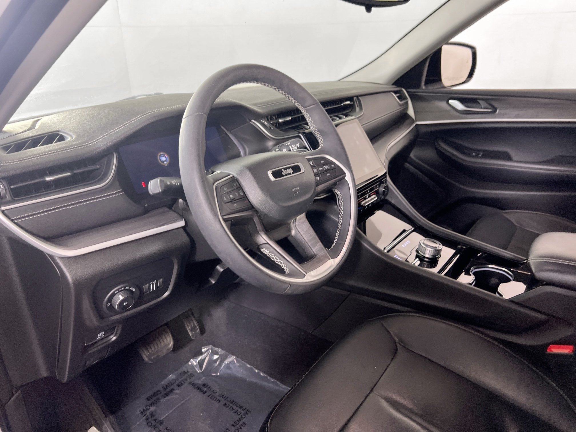 Used 2023 Jeep Grand Cherokee Limited AWD/4WD image 9