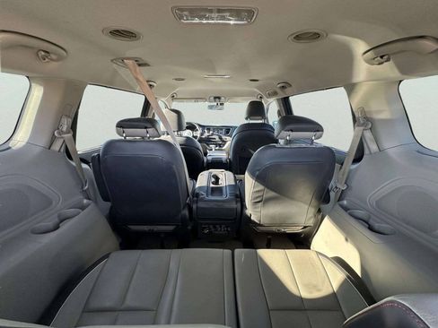 Used 2017 Kia Sedona LX w/ LX Essentials Premium Package FWD image 12