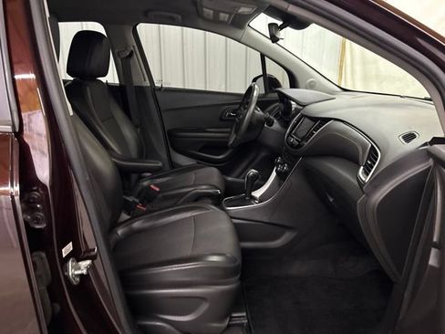 Used 2021 Chevrolet Trax LT w/ LT Convenience Package AWD/4WD image 28