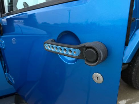 Used 2014 Jeep Wrangler Unlimited Sahara w/ Dual Top Group image 40