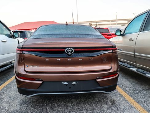 Used 2026 Toyota Crown XLE image 9