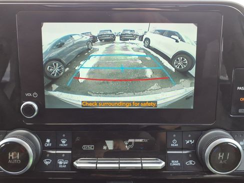 Used 2023 Toyota Highlander XLE image 11