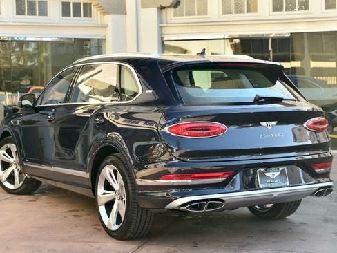 Used 2023 Bentley Bentayga Extended Wheelbase image 3