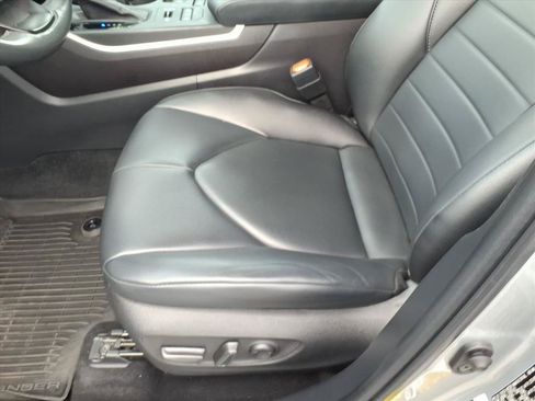 Used 2022 Toyota Highlander XLE AWD/4WD image 25