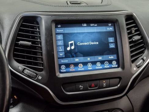 Used 2021 Jeep Cherokee Latitude Lux w/ Comfort/Convenience Group AWD/4WD image 17