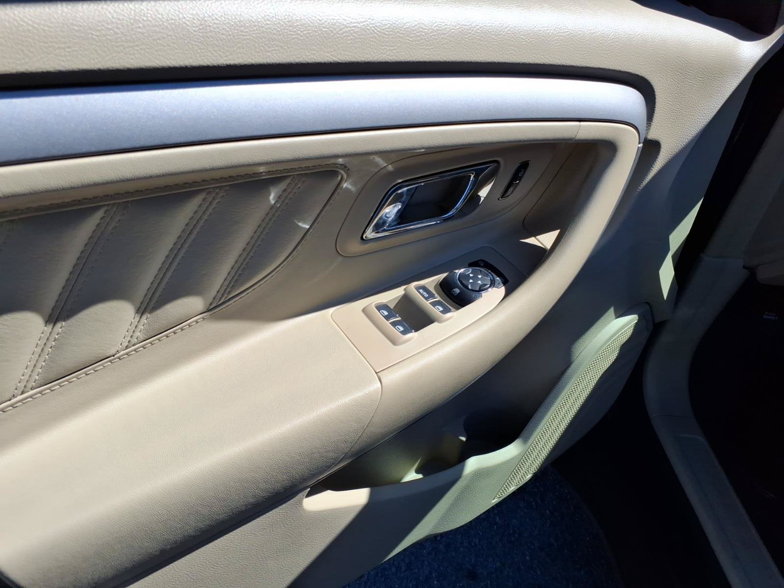 Used 2015 Ford Taurus SEL w/ Equipment Group 201A FWD image 9