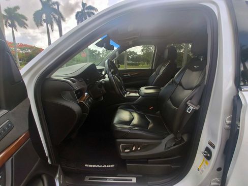 Used 2018 Cadillac Escalade ESV Premium Luxury AWD/4WD image 24