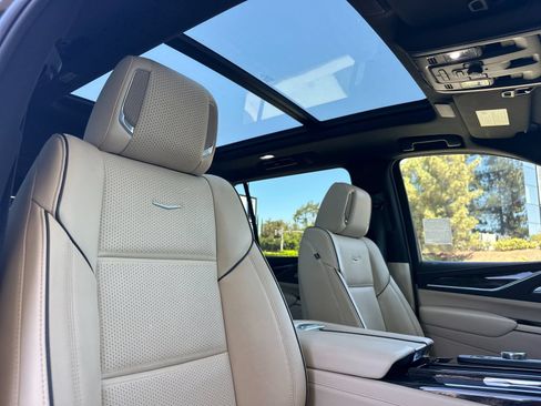 Used 2023 Cadillac Escalade ESV Premium Luxury RWD image 19