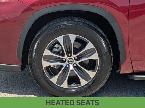 Used 2020 Toyota Highlander XLE FWD image 12