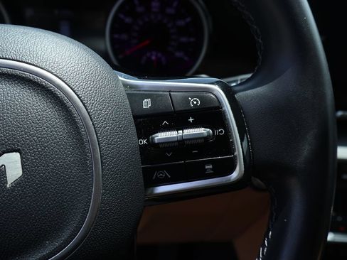 Certified 2022 Kia Carnival EX FWD image 30