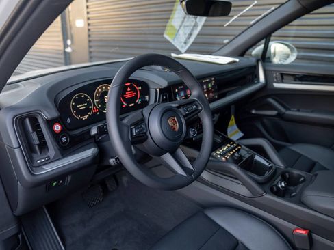 New 2026 Porsche Cayenne Base image 4