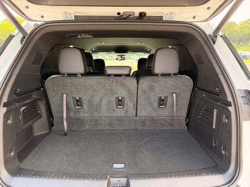 Used 2025 Chevrolet Traverse LT FWD image 11