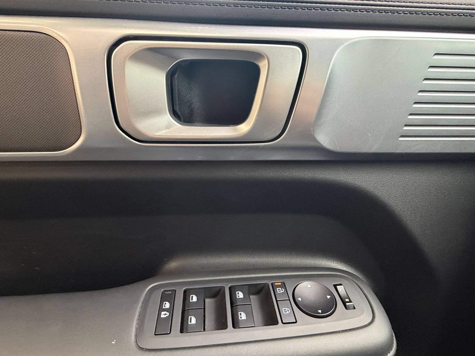 Used 2025 Hyundai Santa Fe SEL AWD/4WD image 18