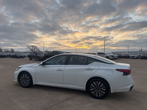 Used 2023 Nissan Altima 2.5 SV w/ SV Premium Package image 14