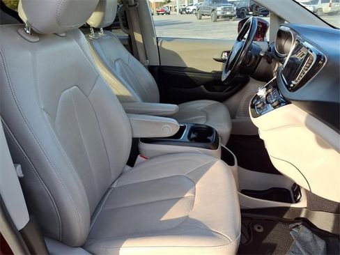 Used 2021 Chrysler Pacifica Touring-L image 84
