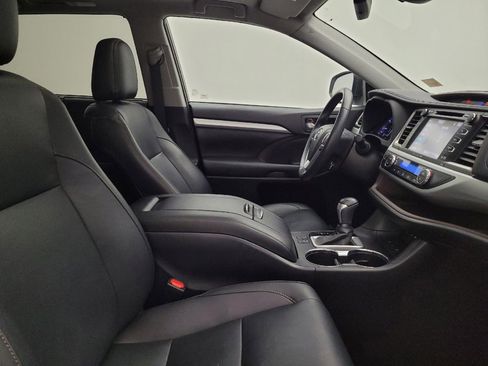 Used 2019 Toyota Highlander XLE AWD/4WD image 21