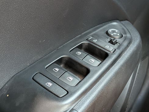 Used 2025 Hyundai Venue Limited FWD image 22