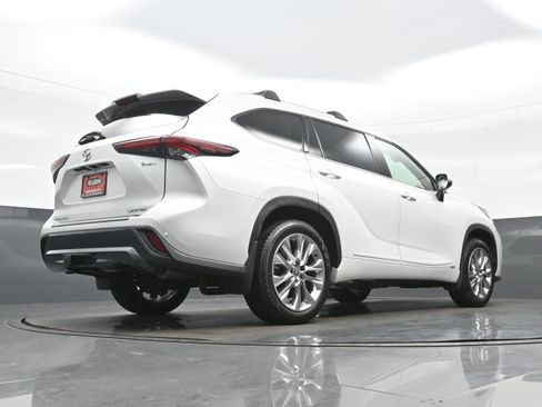 Used 2025 Toyota Highlander Limited AWD/4WD image 33