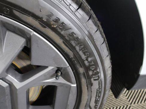 Used 2025 Kia Carnival EX image 24