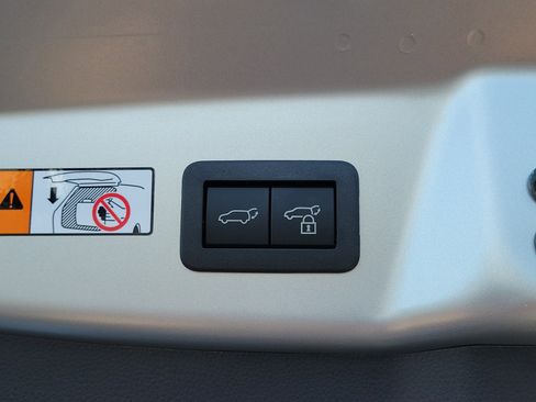 New 2026 Toyota Prius Plug-In Hybrid FWD image 9