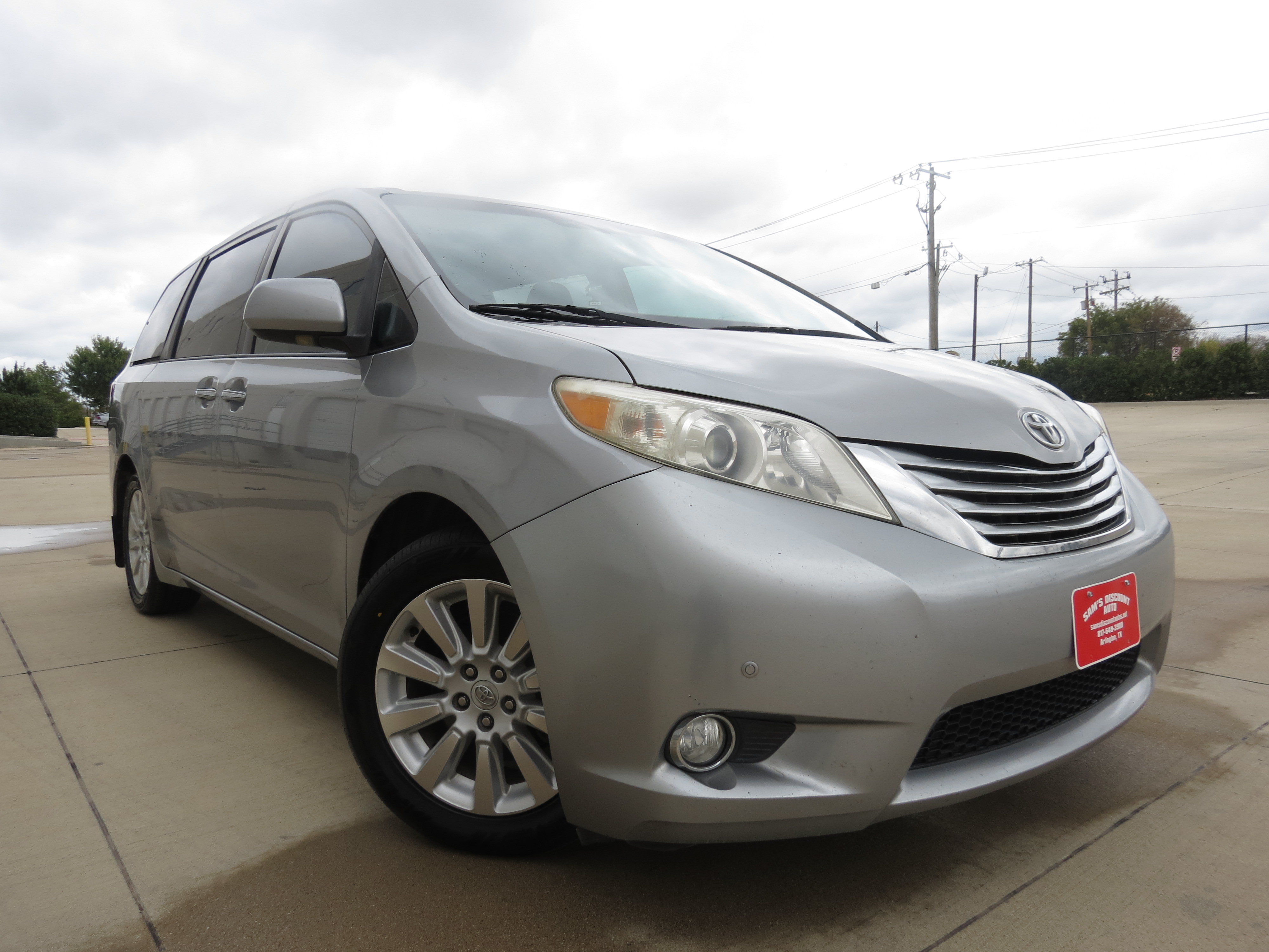 Used 2011 Toyota Sienna Limited w/ Premium Pkg FWD image 2