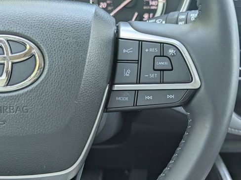 Used 2022 Toyota Highlander XLE AWD/4WD image 23