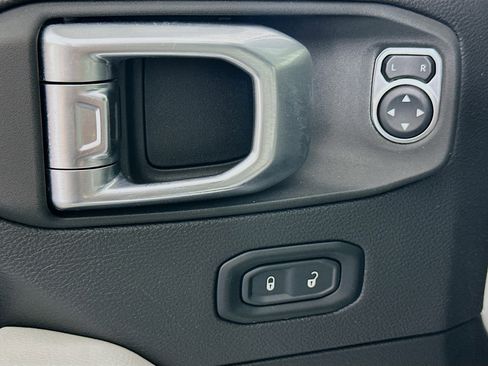 Used 2023 Jeep Wrangler Unlimited Sahara image 15