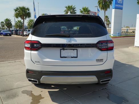 New 2025 Honda Pilot Touring image 6