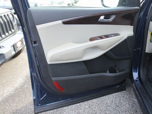 Used 2018 Kia Sorento LX image 17