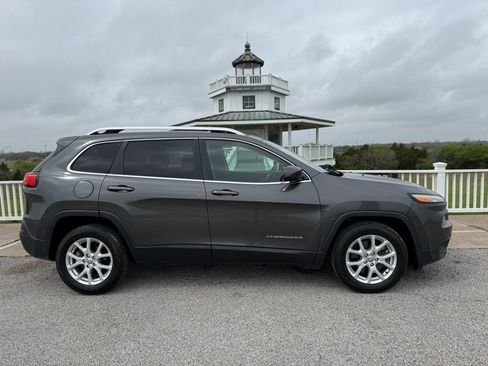 Used 2014 Jeep Cherokee Latitude w/ Comfort/Convenience Group FWD image 4
