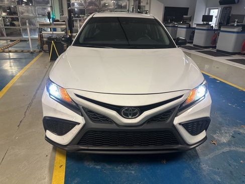Used 2023 Toyota Camry SE image 2