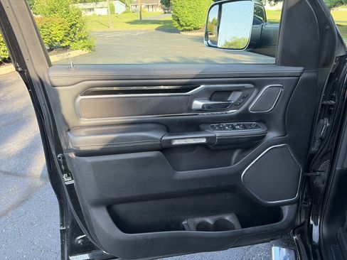 Used 2019 RAM 1500 Laramie AWD/4WD image 16