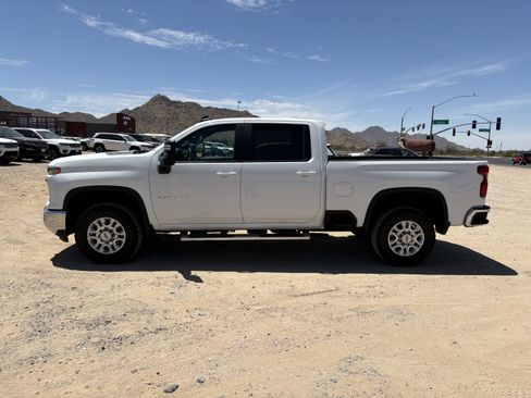 Used 2024 Chevrolet Silverado 2500 LT AWD/4WD image 2