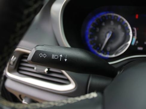 Used 2020 Chrysler Pacifica Touring w/ Advanced Safetytec Group FWD image 9