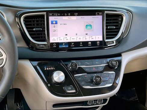 Used 2024 Chrysler Pacifica Touring-L image 9