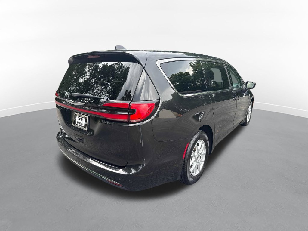 Used 2023 Chrysler Pacifica Touring-L FWD image 5