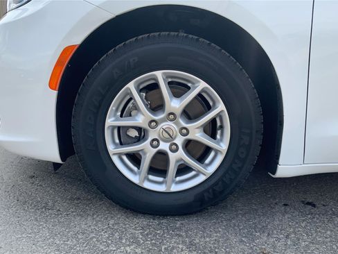 Used 2023 Chrysler Pacifica Touring-L image 24