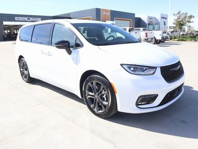 New 2026 Chrysler Pacifica Select