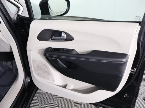 Used 2024 Chrysler Pacifica Touring-L image 40