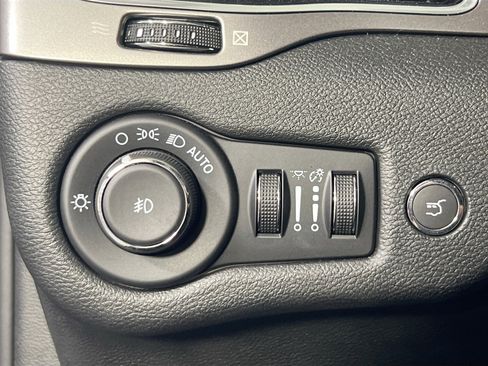 Used 2022 Jeep Cherokee Limited image 10