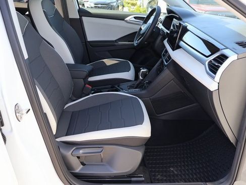 Certified 2025 Volkswagen Taos SE image 18